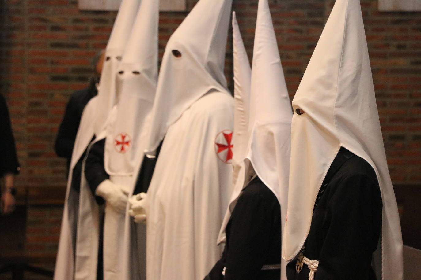 Los papones del Santo Sepulcro acuden ataviados con túnica y capillo al acto.