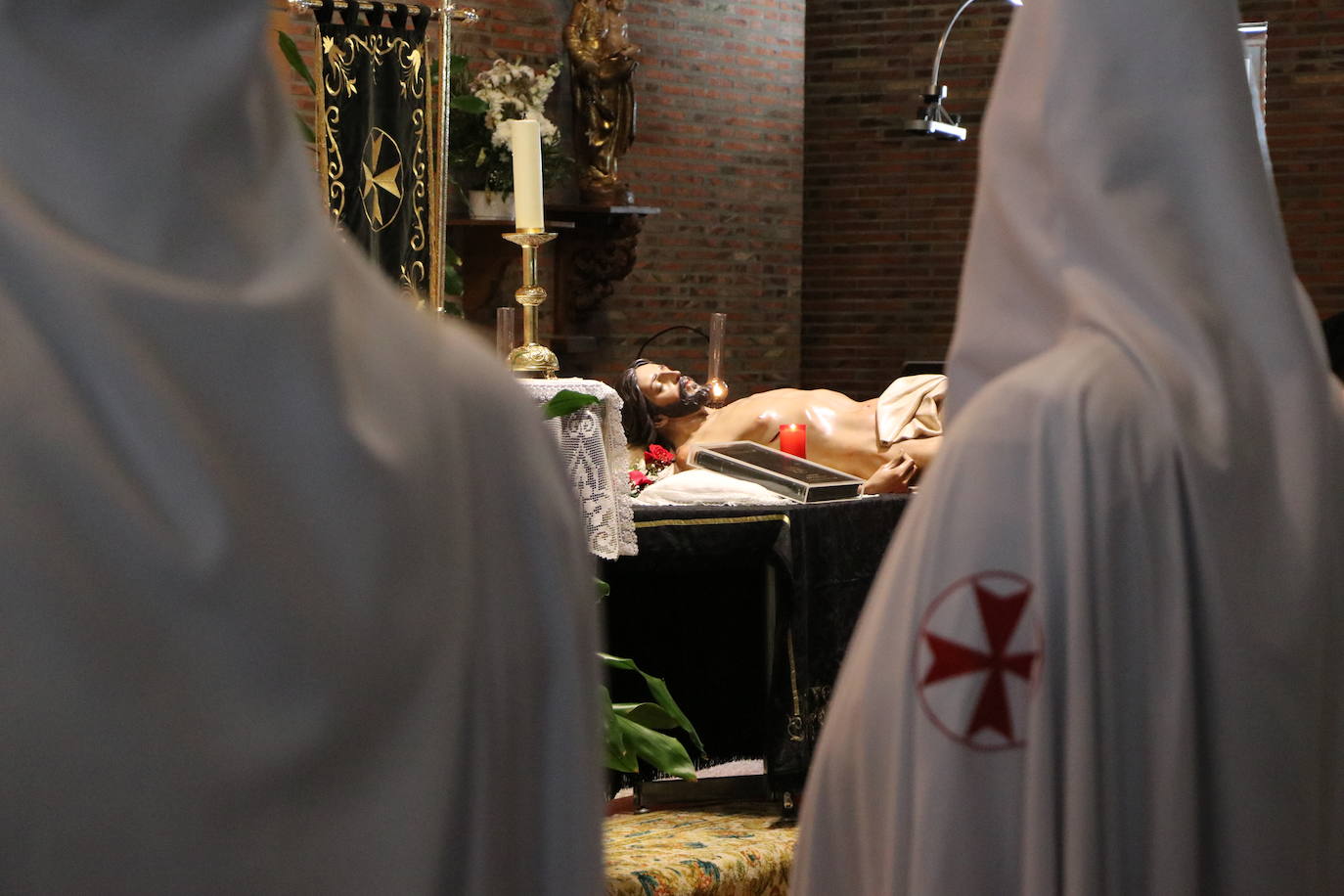 El Santísimo Cristo Esperanza de la Vida arropado por los cofrades del Sepulcro.