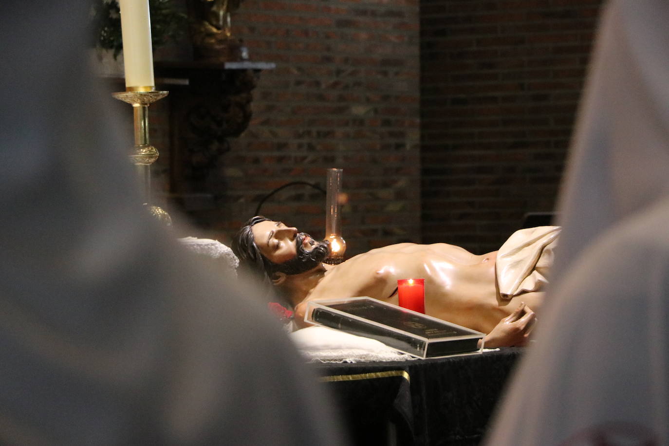 Los papones del Santo Sepulcro acuden ataviados con túnica y capillo al acto.