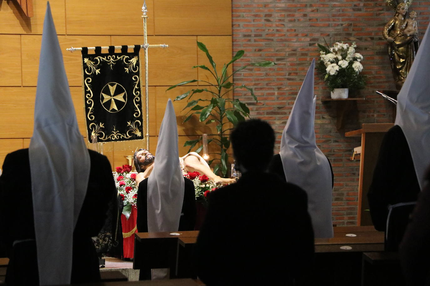 Los papones del Santo Sepulcro acuden ataviados con túnica y capillo al acto.