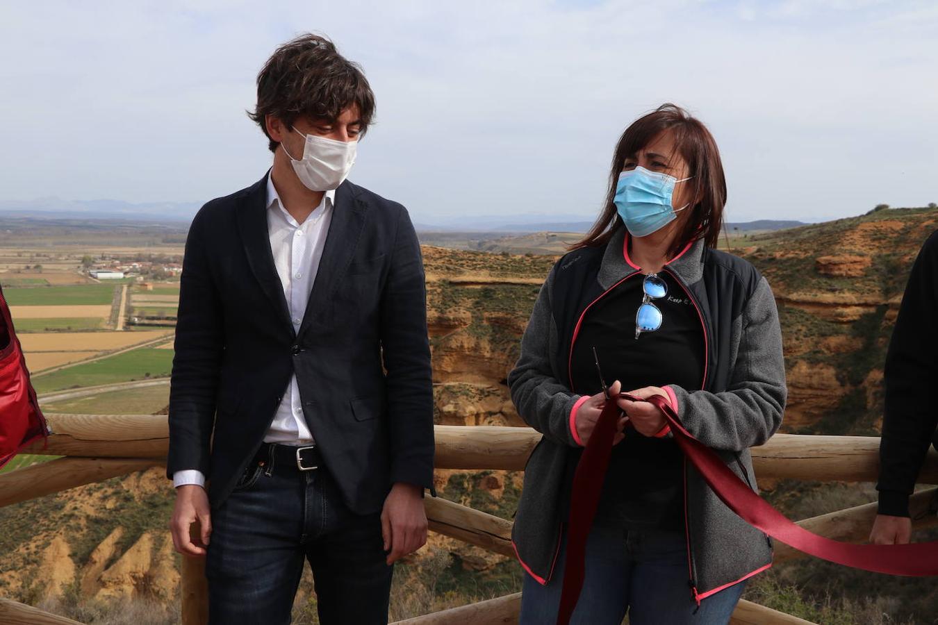 El diputado de Cultura, Arte y Patrimonio, Pablo López Presa, y la alcaldesa de Villasabariego, Esther García, en la inauguración de las Cuevas Menudas y la posterior visita a las mismas.