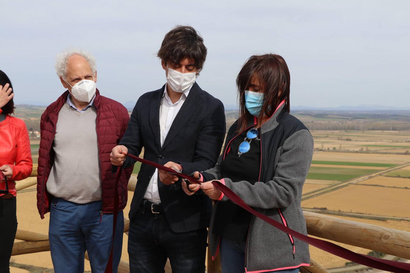 El diputado de Cultura, Arte y Patrimonio, Pablo López Presa, y la alcaldesa de Villasabariego, Esther García, en la inauguración de las Cuevas Menudas y la posterior visita a las mismas.