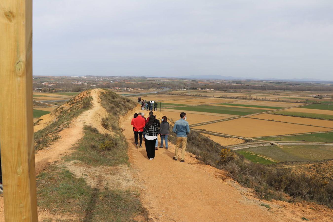 El diputado de Cultura, Arte y Patrimonio, Pablo López Presa, y la alcaldesa de Villasabariego, Esther García, en la inauguración de las Cuevas Menudas y la posterior visita a las mismas.