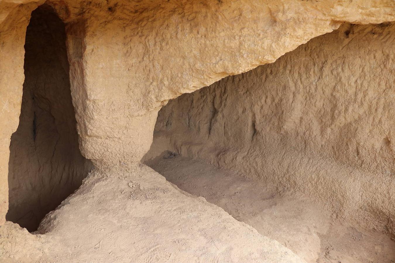 El diputado de Cultura, Arte y Patrimonio, Pablo López Presa, y la alcaldesa de Villasabariego, Esther García, en la inauguración de las Cuevas Menudas y la posterior visita a las mismas.