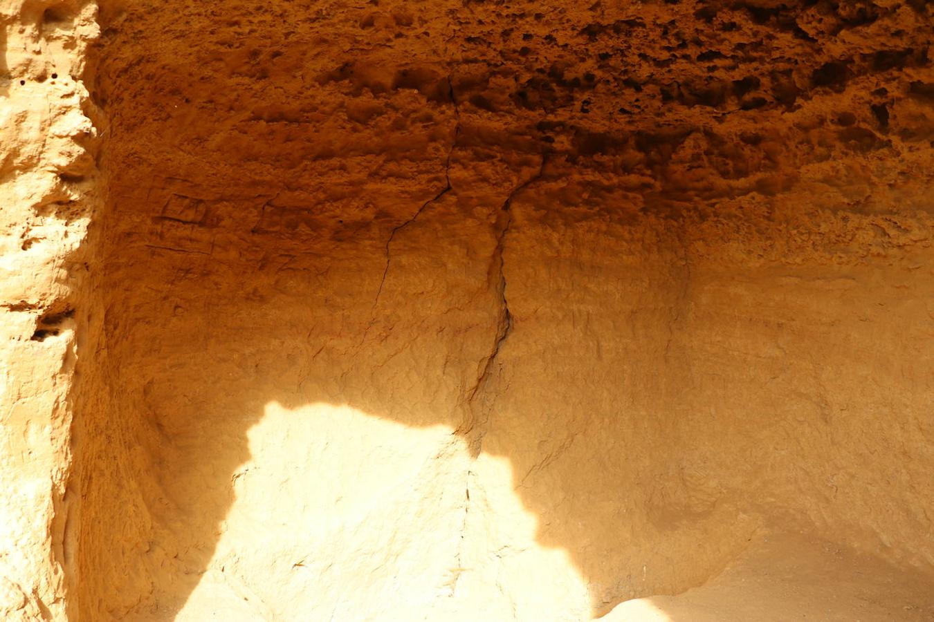 El diputado de Cultura, Arte y Patrimonio, Pablo López Presa, y la alcaldesa de Villasabariego, Esther García, en la inauguración de las Cuevas Menudas y la posterior visita a las mismas.