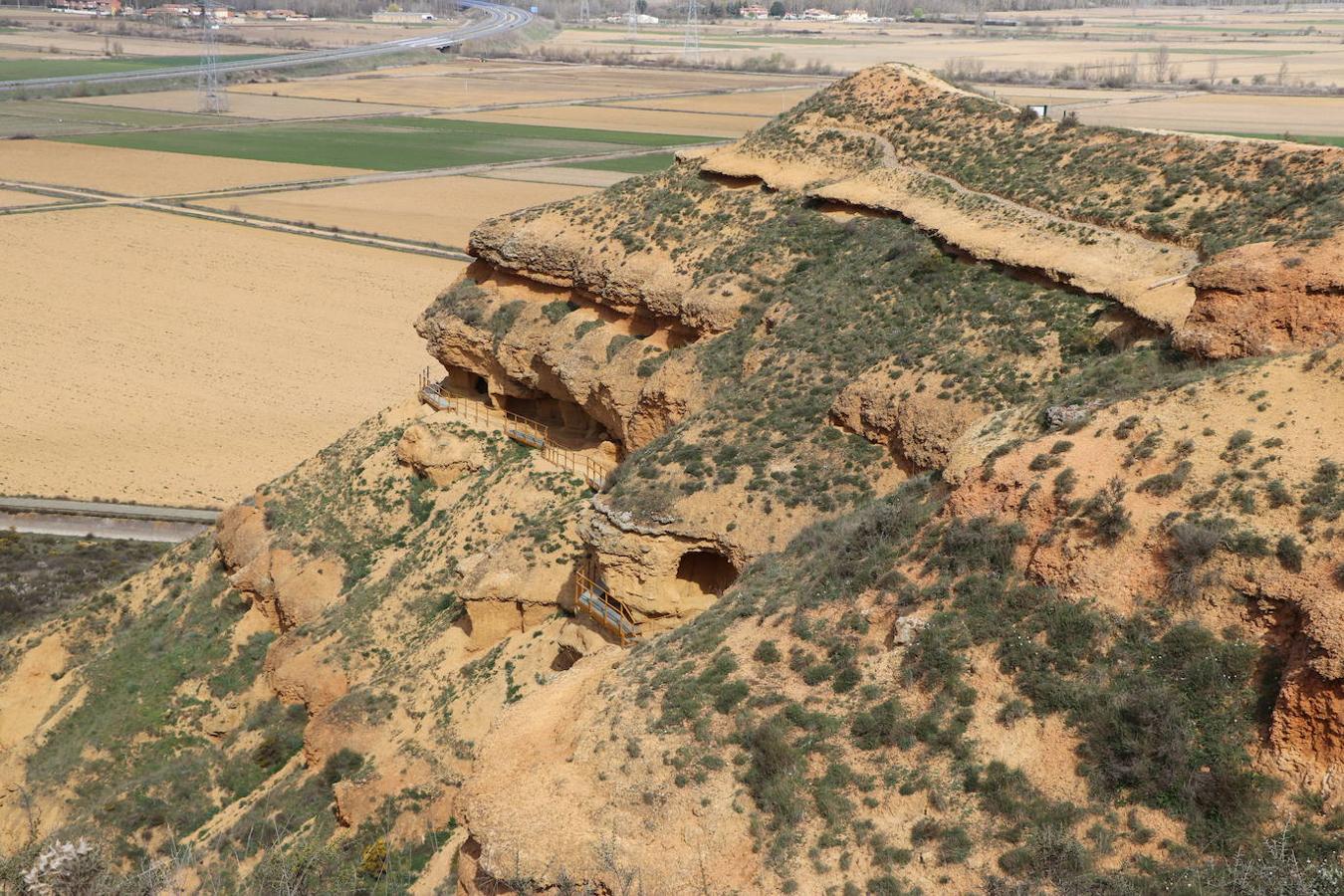 El diputado de Cultura, Arte y Patrimonio, Pablo López Presa, y la alcaldesa de Villasabariego, Esther García, en la inauguración de las Cuevas Menudas y la posterior visita a las mismas.