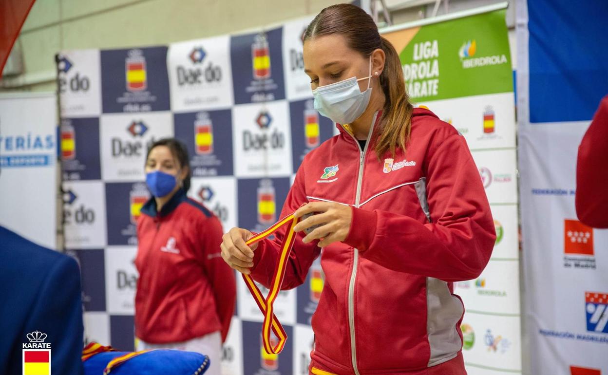 Tania Fernández recibe su medalla de bronce.