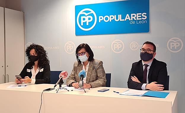 Smara Morala, Ámparo Vidal y Ricardo Gavilanes, procuradores del Partido Popular por León, en rueda de prensa.