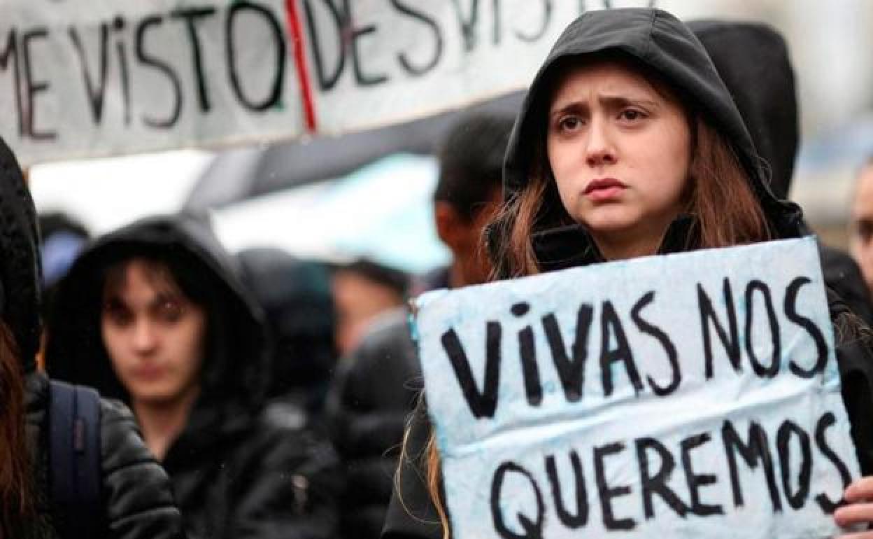 Una mujer se manifiesta contra la violencia machista.