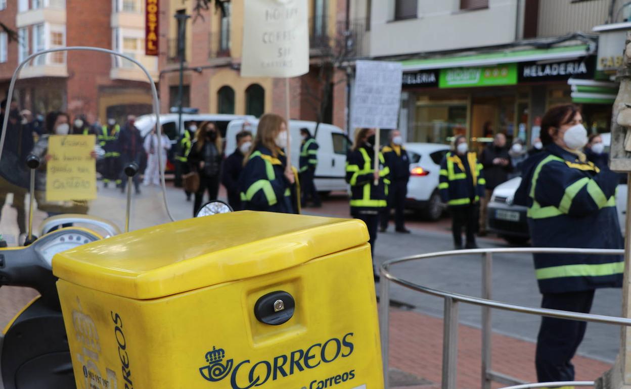 Jornada de protestas de los trabajadores de Correos en León el pasado mes de febrero. 