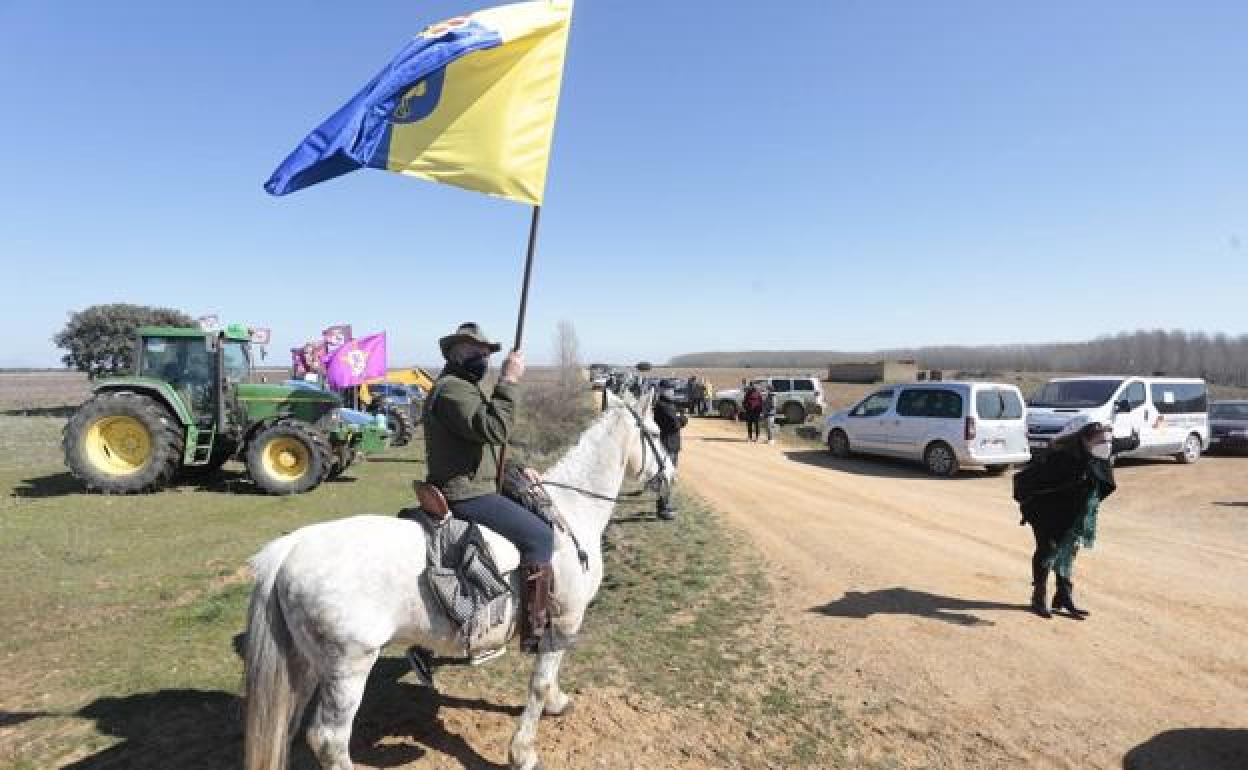 Un hombre a caballo en una concentración contra la planta. 