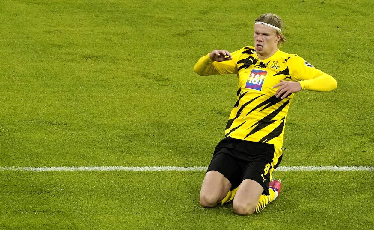 Erling Haaland celebra un gol con la camiseta del Borussia Dortmund. 