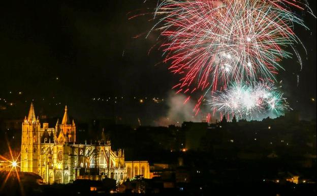 Tradicional tirada de fuegos artificiales durante las fiestas de San Juan y San Pedro. 