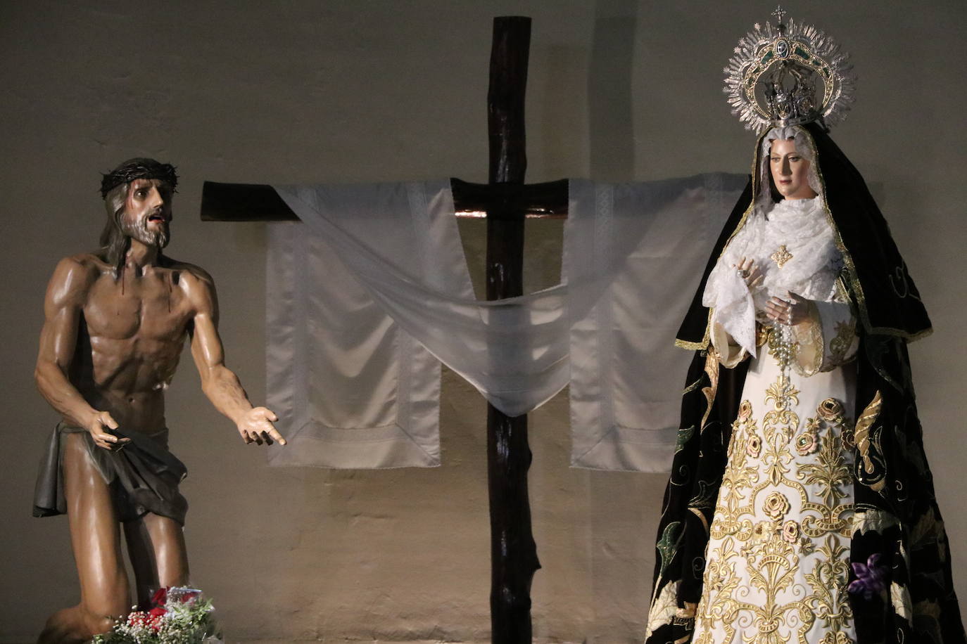 La Cofradía realiza una exposición en la iglesia con todas sus tallas.