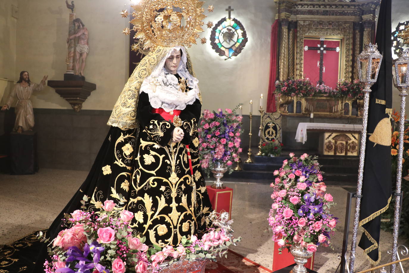 La capilla acoge una pequeña exposición con las tallas que deberían procesionar este Martes Santo.