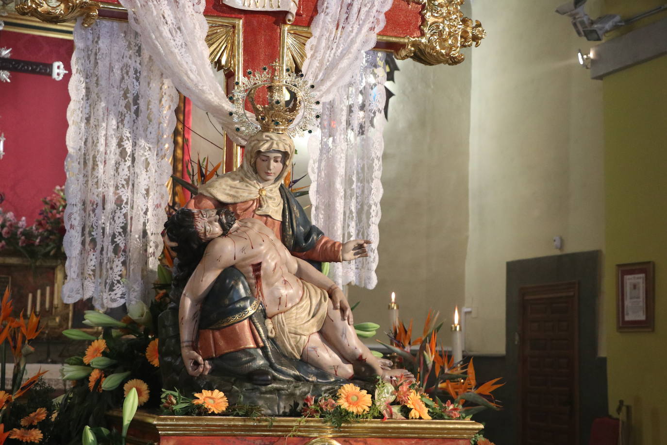 La capilla acoge una pequeña exposición con las tallas que deberían procesionar este Martes Santo.