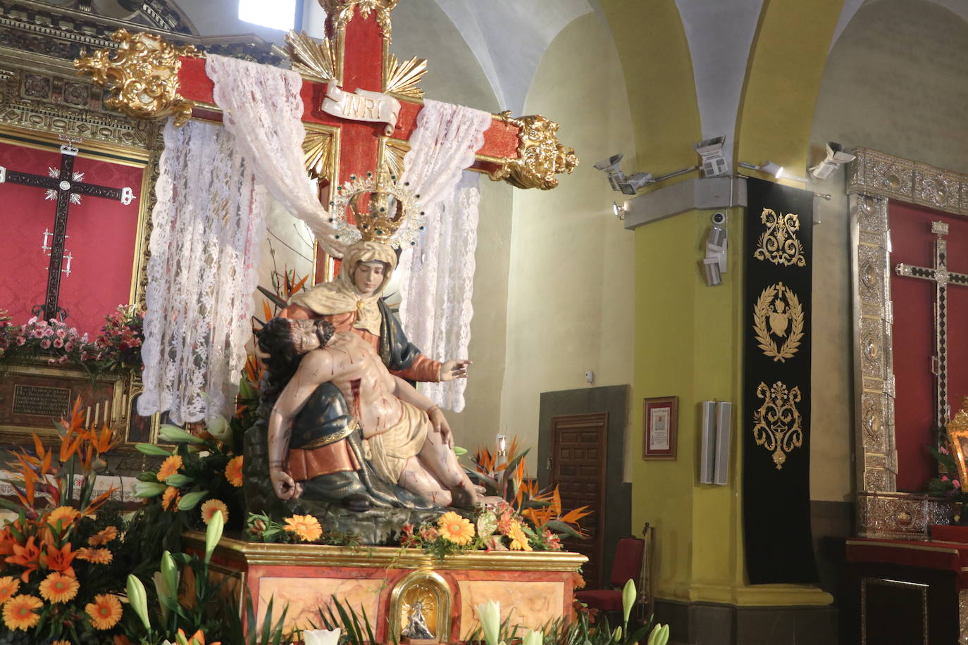 La capilla acoge una pequeña exposición con las tallas que deberían procesionar este Martes Santo.