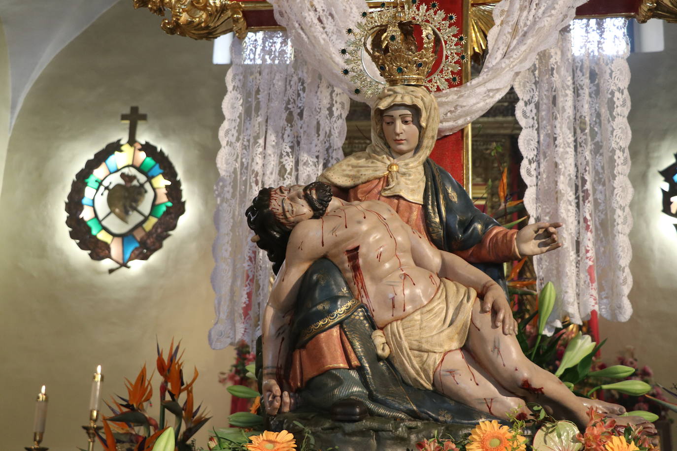 La capilla acoge una pequeña exposición con las tallas que deberían procesionar este Martes Santo.