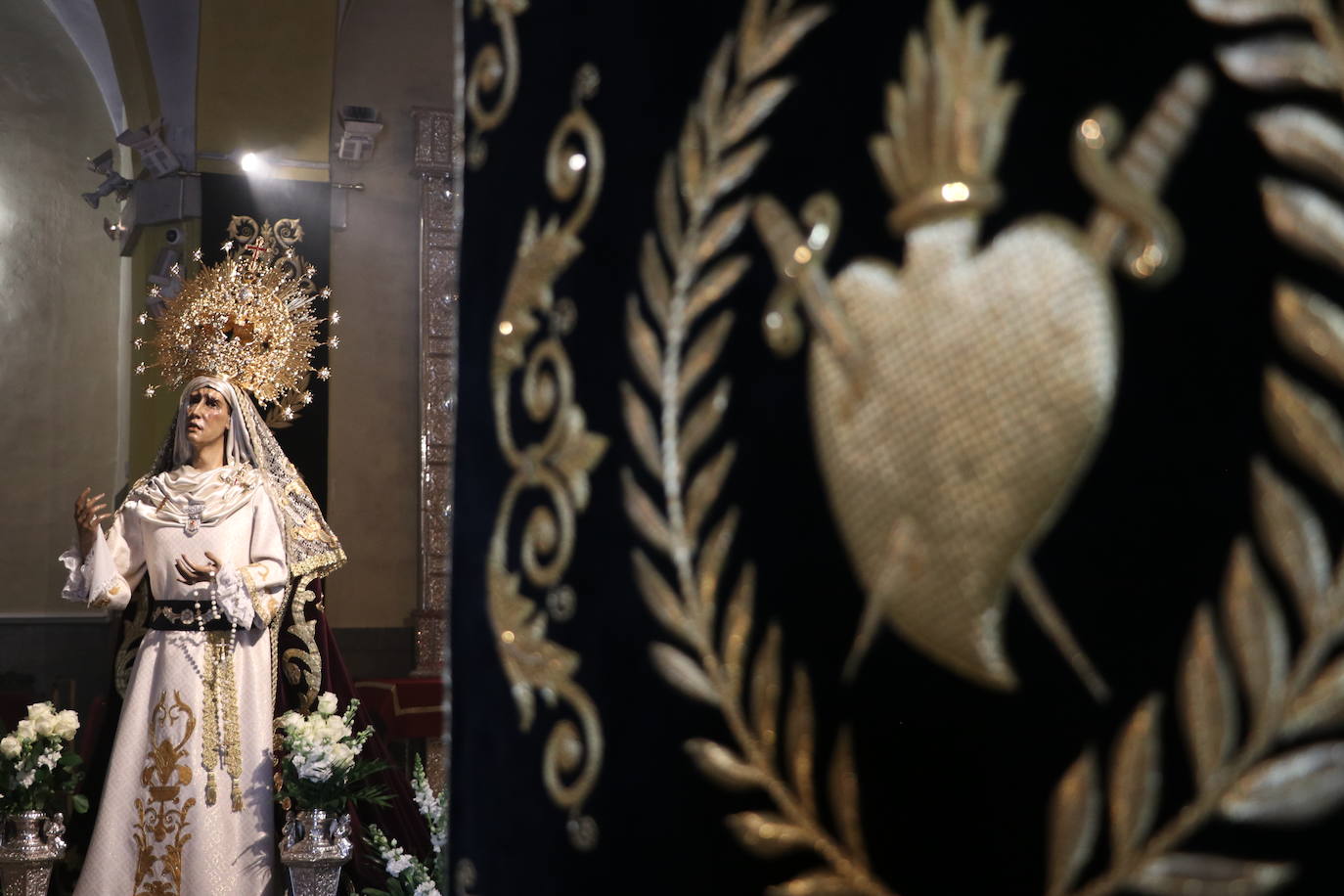 La capilla acoge una pequeña exposición con las tallas que deberían procesionar este Martes Santo.