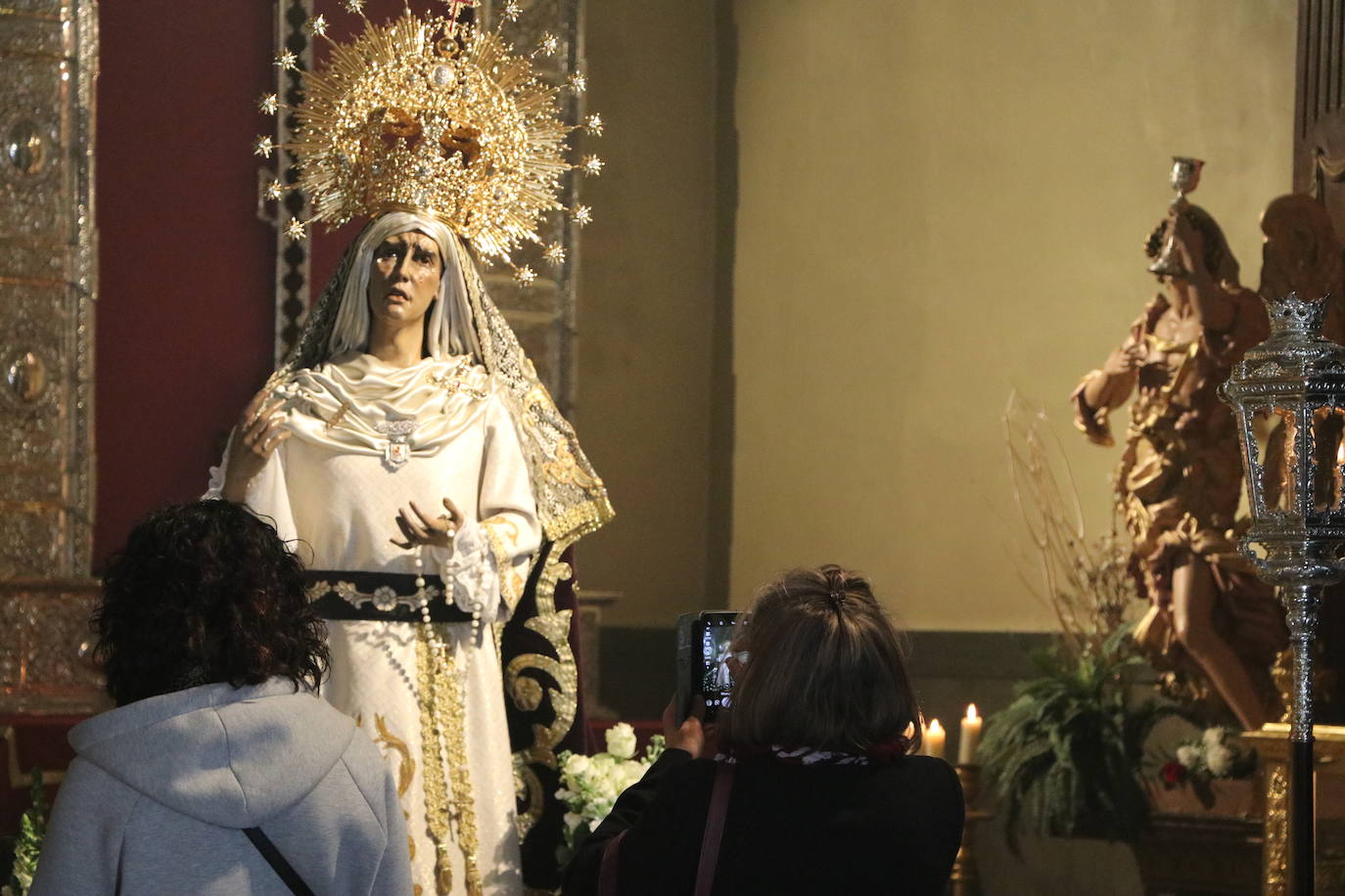 La capilla acoge una pequeña exposición con las tallas que deberían procesionar este Martes Santo.