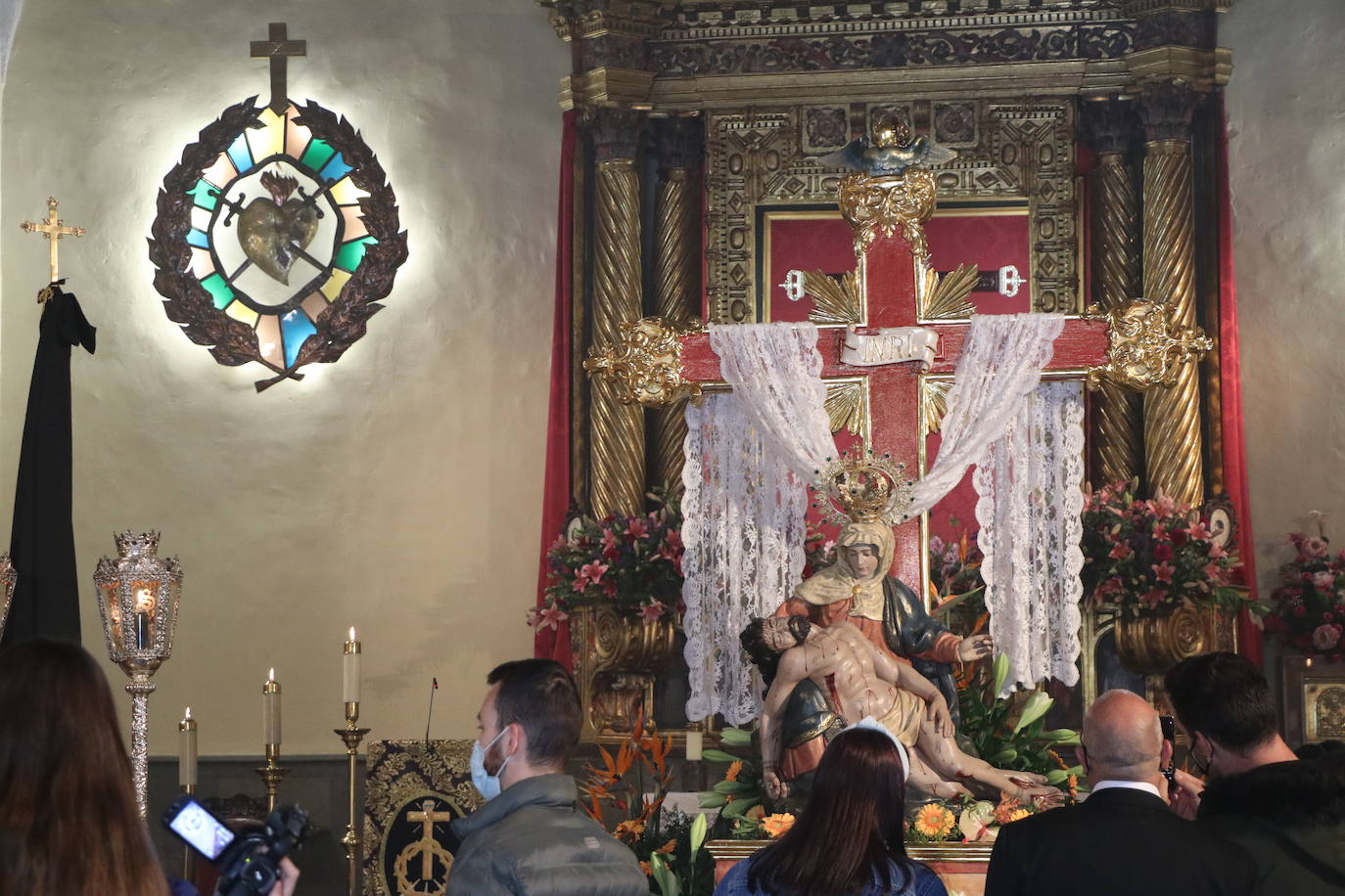 La capilla acoge una pequeña exposición con las tallas que deberían procesionar este Martes Santo.