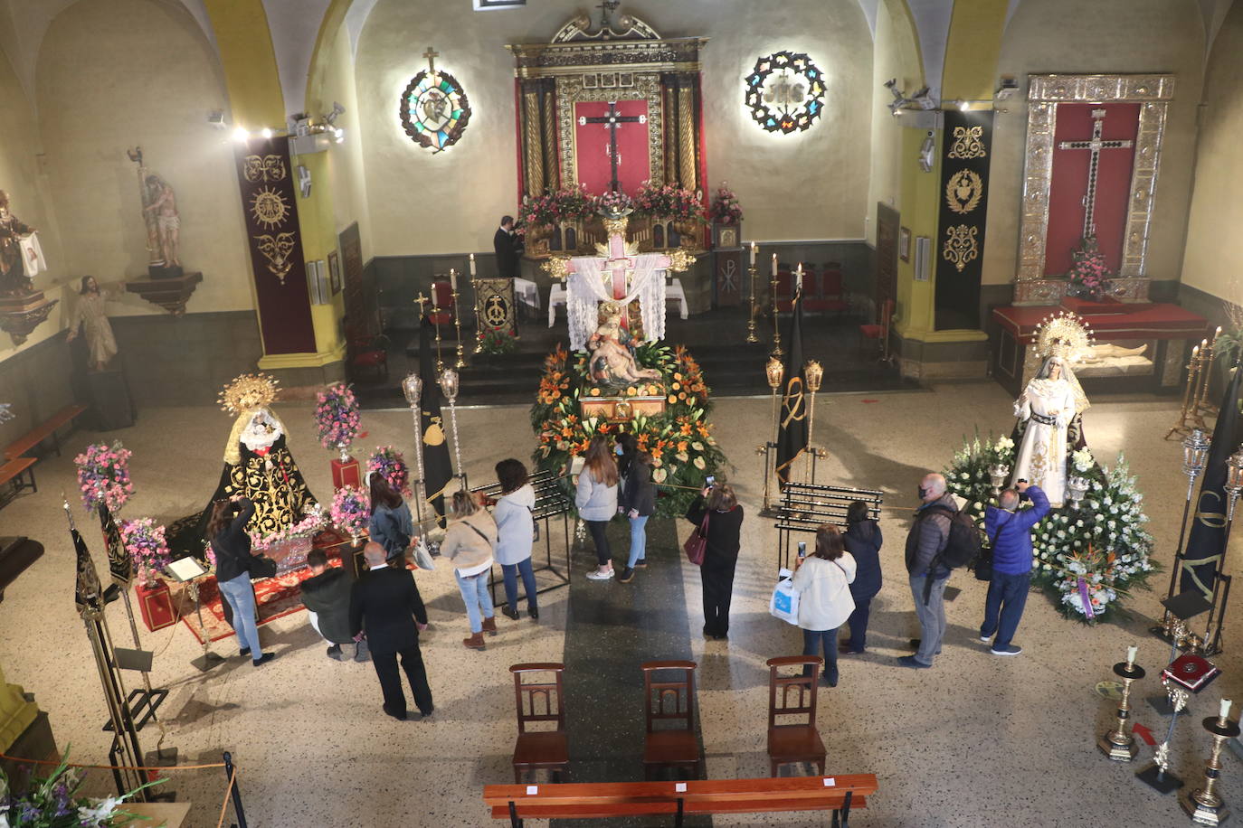 La capilla acoge una pequeña exposición con las tallas que deberían procesionar este Martes Santo.