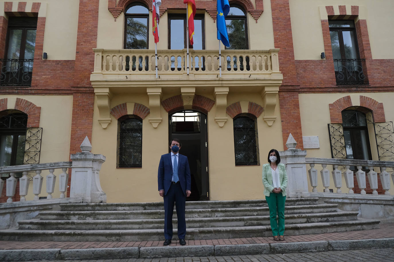 Fotos: El presidente de la Junta se reúne con la ministra de Sanidad