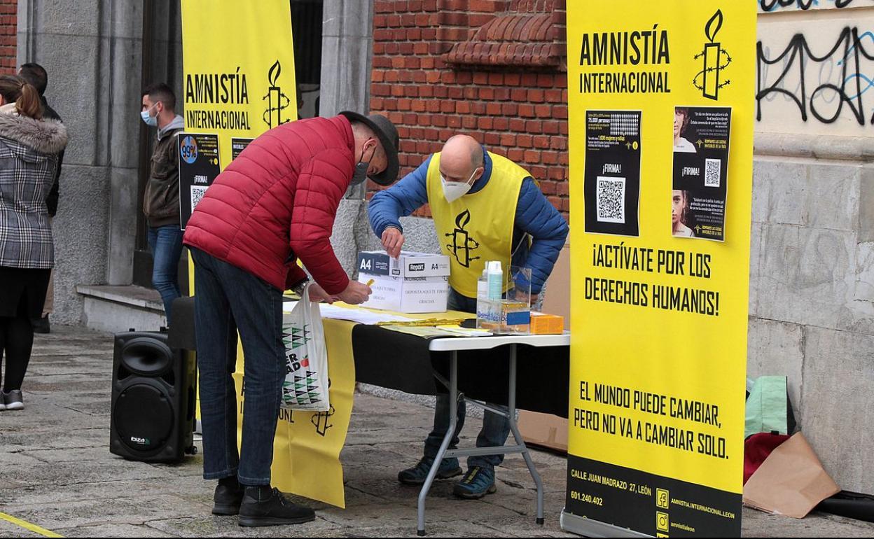 Imagen de archivo de una recogida de firmas de Amnistía en León. 