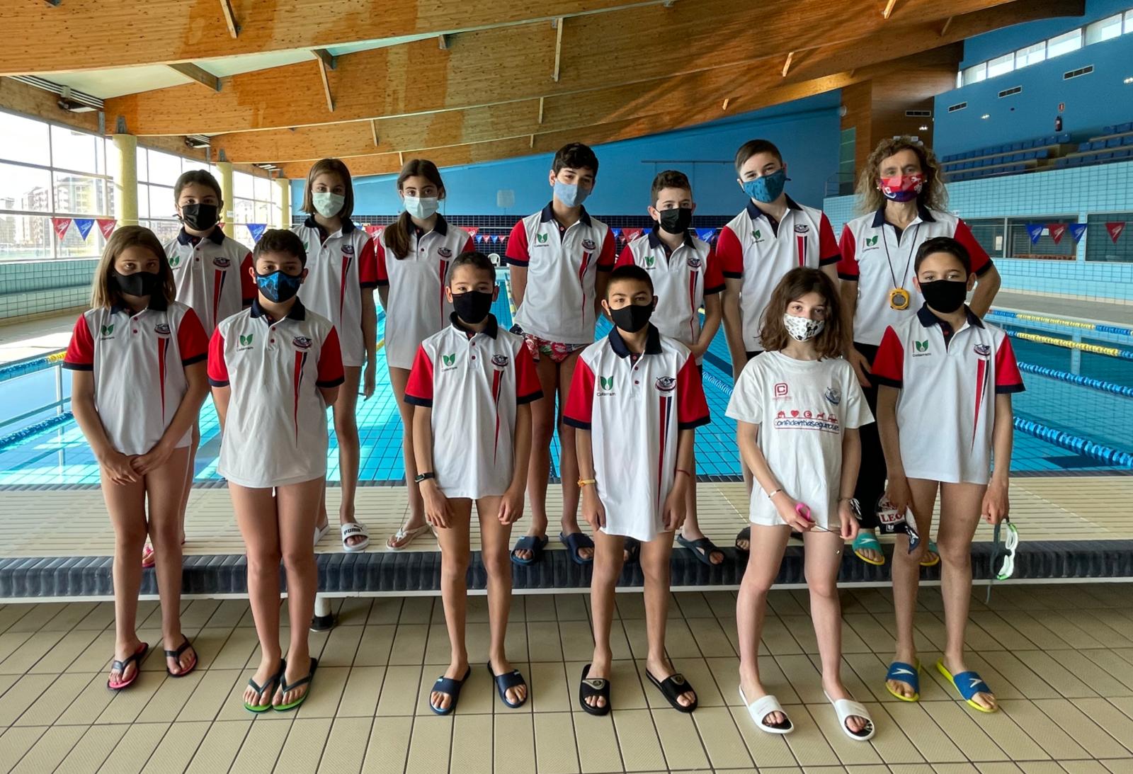 Varios nadadores en la piscina de La Palomera de León 