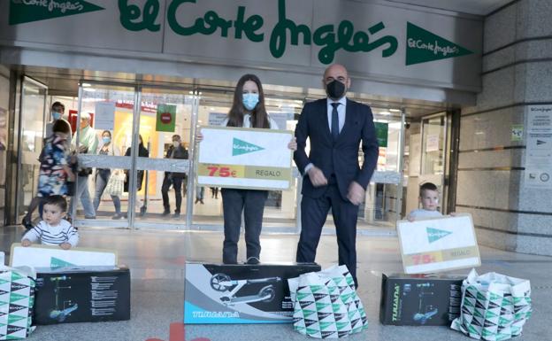Galería. Los ganadores del concurso posan con sus premios.