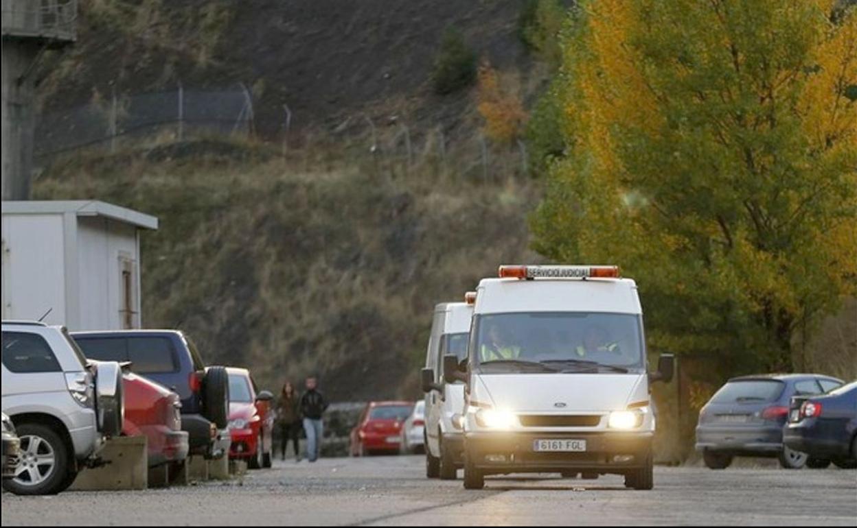 Equipos judiciales, en sus furgones, a su llegada a la explotación minera el día del suceso.