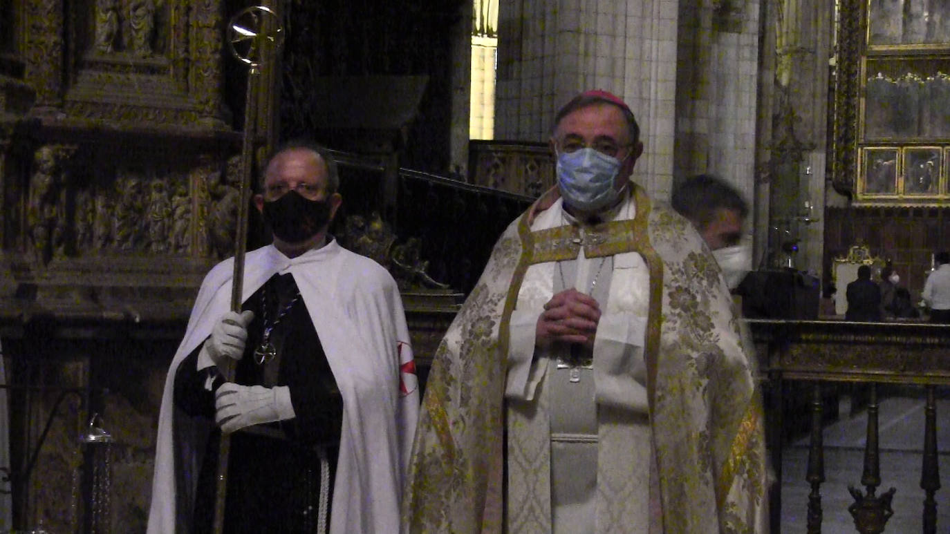 La cofradía ha ofrecido el fuego pascual antes de la celebración de la Vigilía. 