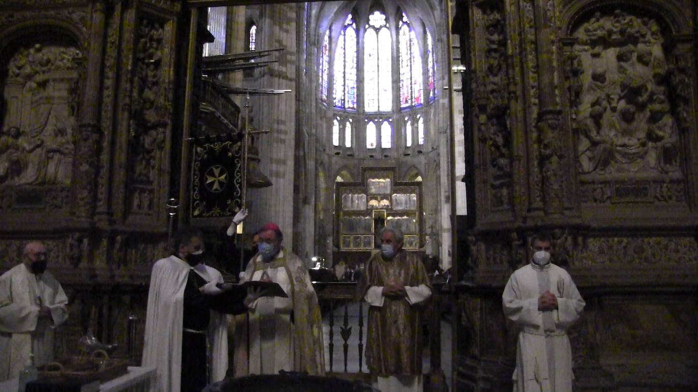 La cofradía ha ofrecido el fuego pascual antes de la celebración de la Vigilía. 