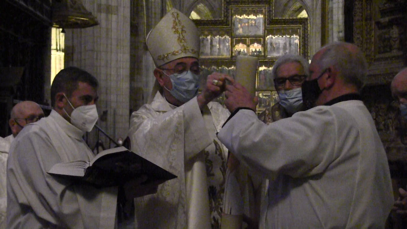 La cofradía ha ofrecido el fuego pascual antes de la celebración de la Vigilía. 