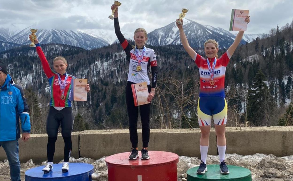 Anna Baidak, en el centro, posa como campeona nacional rusa de cronoescalada.