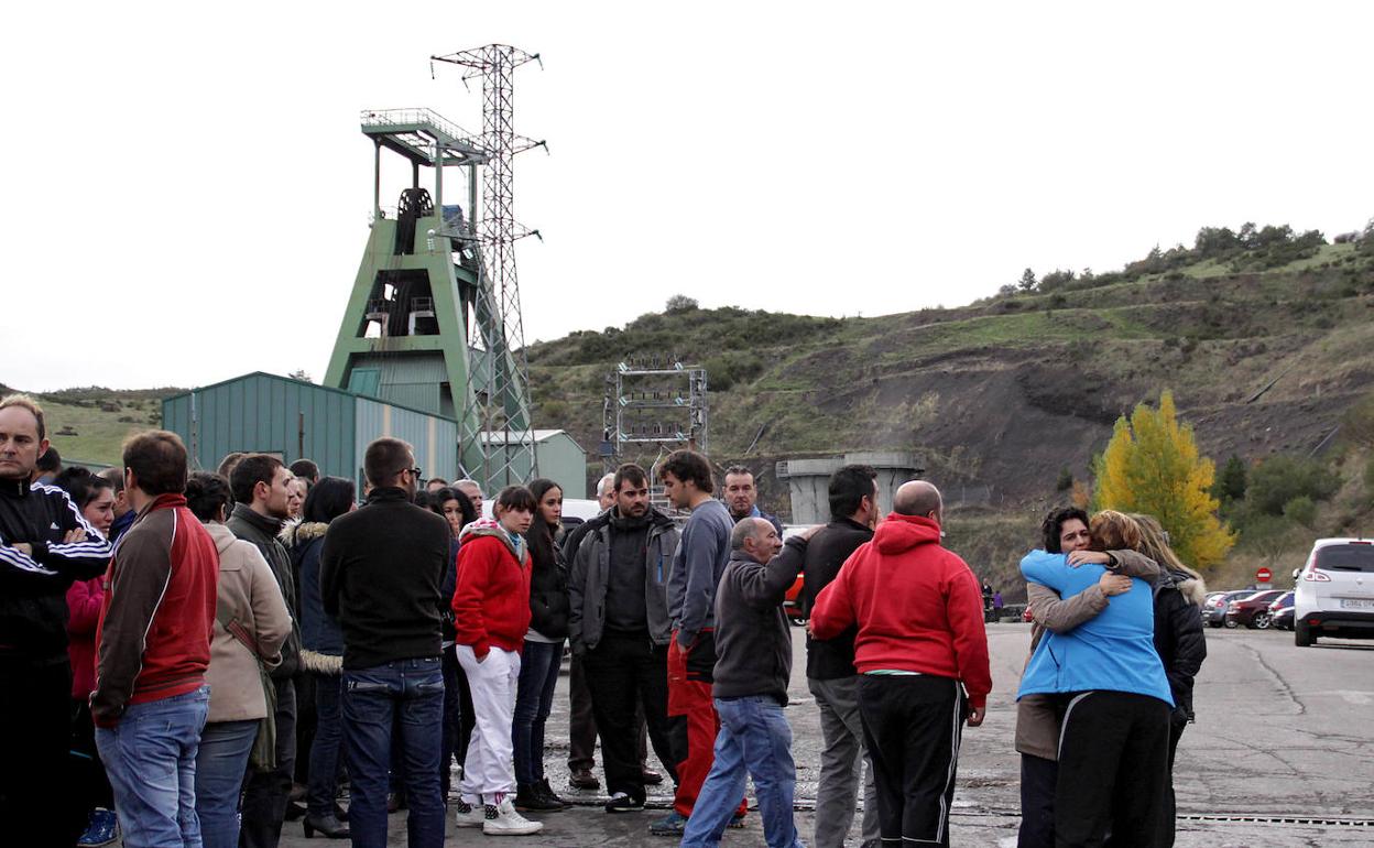 Familiares de los fallecidos en las instalaciones edl pozo Emilio del Valle en el día del accidente. 