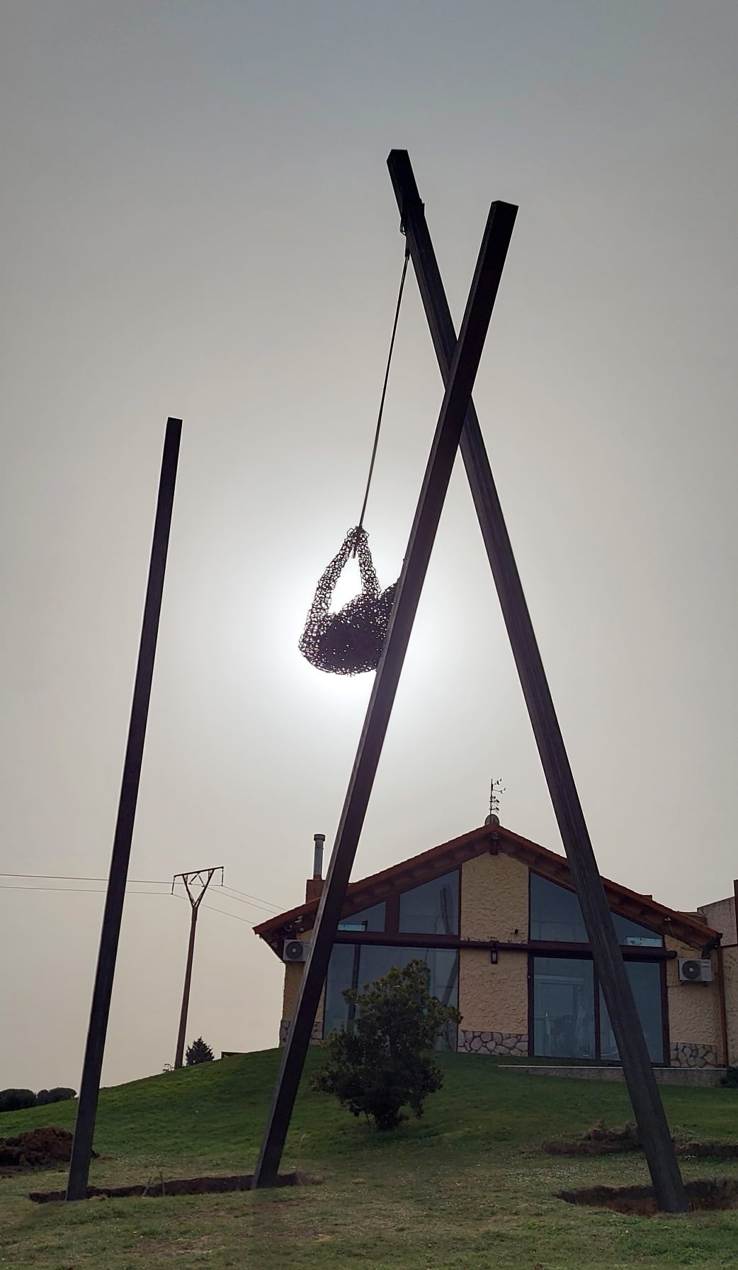 Una obra del escultor leonés Amancio González Andrés simbolizará en la vivienda del aventurero leonés su espíritu de superación, sacrificio y empeño | «Siempre le he admirado muchísimo (...) La obra está basado en mis recuerdos de cuando subía al Everest», asegura el escultor. 