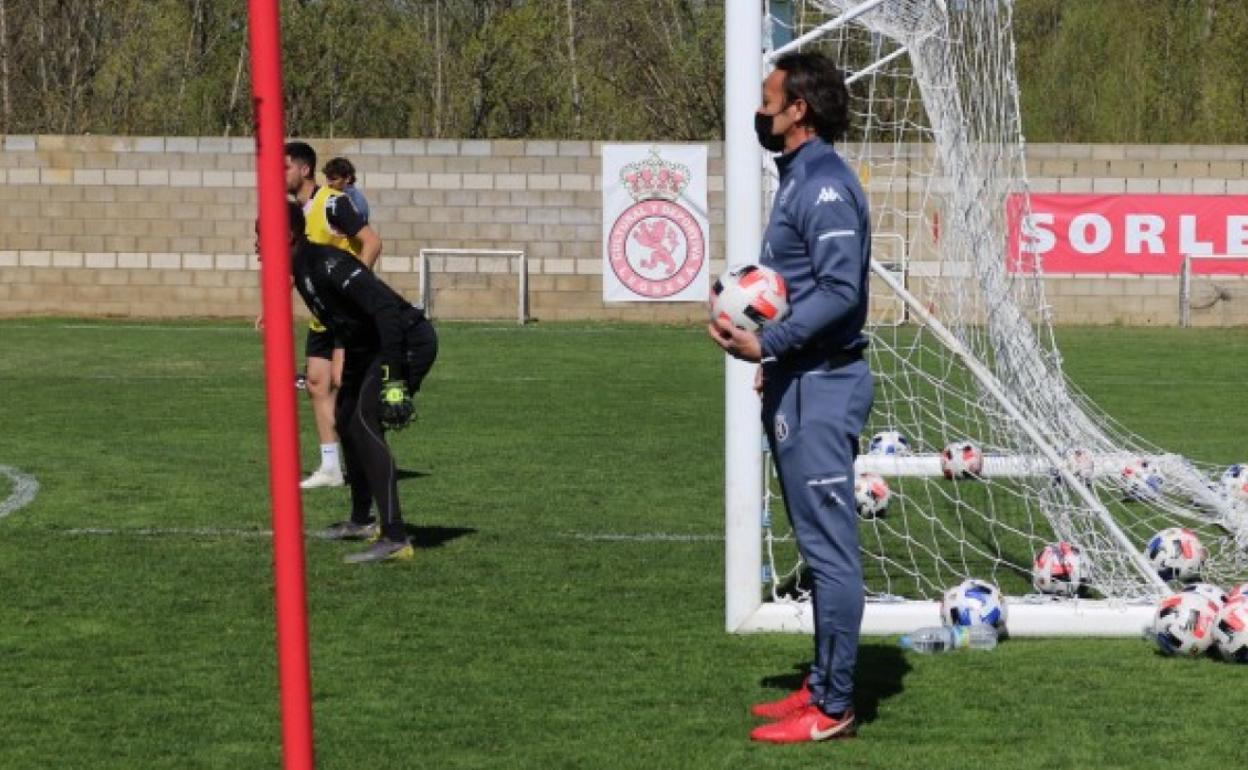 Mario Gibanel, en el entrenamiento de la Cultural de este lunes.