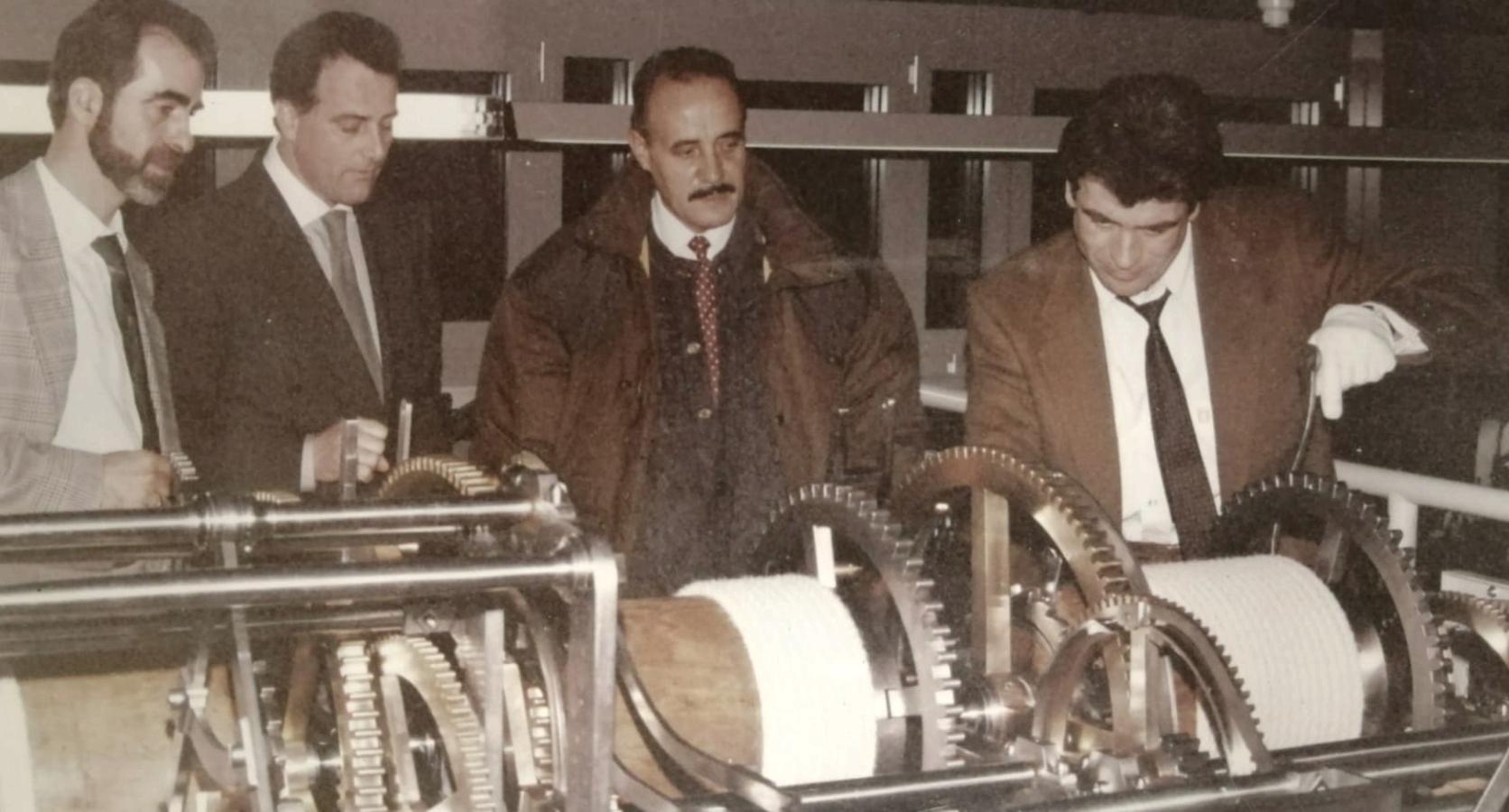 Visita del director de la Escuela Taller de Restauración de León, Francisco Azconegui y el monitor de metal, Enrique Muñoz, a la Escuela de Ginebra, en compañía con el relojero francés J. Devialet y el director de la escuela ginebrina J. Courto.