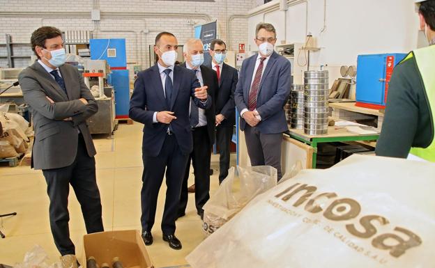 Visita del consejera de Economía a la planta de Incosa en León. 