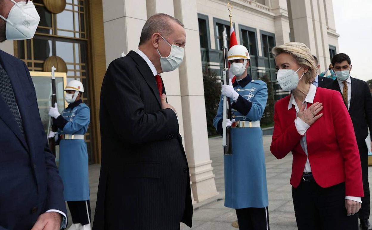 Recep Tayyip Erdogan y Ursula Von der Leyen se saludan, en Ankara.