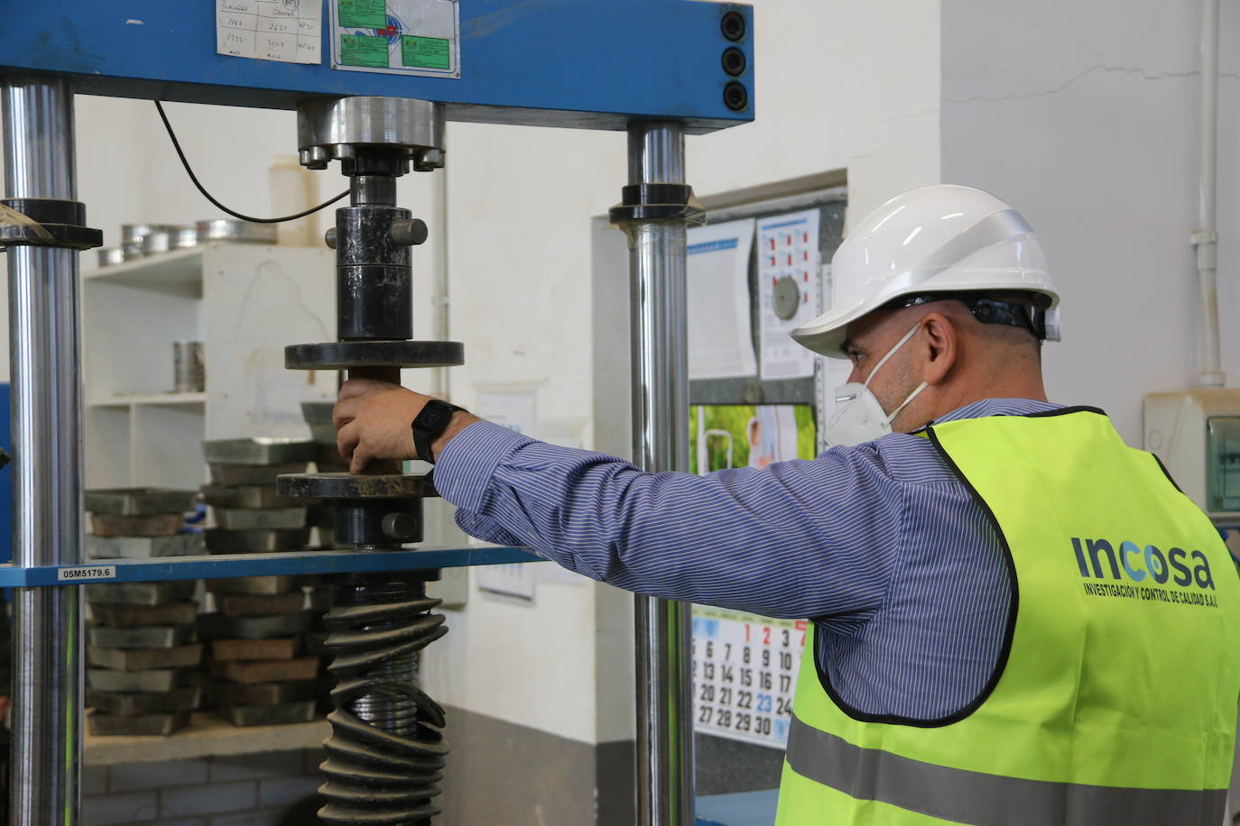 El consejero de Economía visita las instalaciones de Incosa. En las imágenes el consejero de Economía y Hacienda, Carlos Fernández Carriedo junto a Gerardo Gutiérrez, presidente de Incosa. 