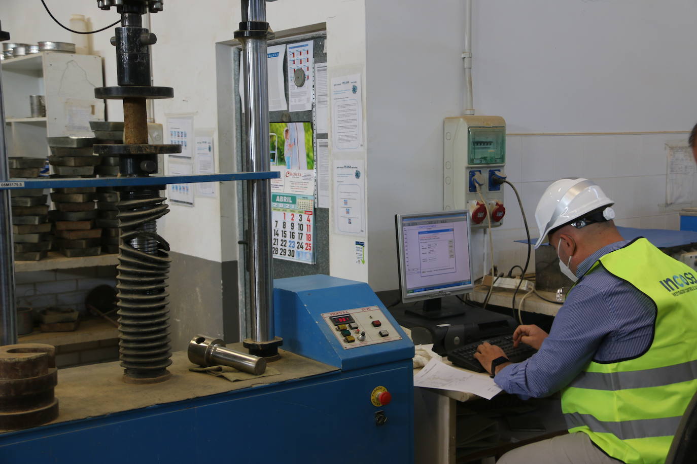 El consejero de Economía visita las instalaciones de Incosa. En las imágenes el consejero de Economía y Hacienda, Carlos Fernández Carriedo junto a Gerardo Gutiérrez, presidente de Incosa. 