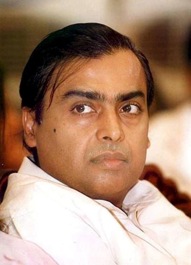 Mukesh Ambani es un ingeniero y empresario. Director general y el mayor accionista de Reliance Industries, la mayor empresa india del sector privado. Su riqueza se estima en 84.500 millones de dólares. 