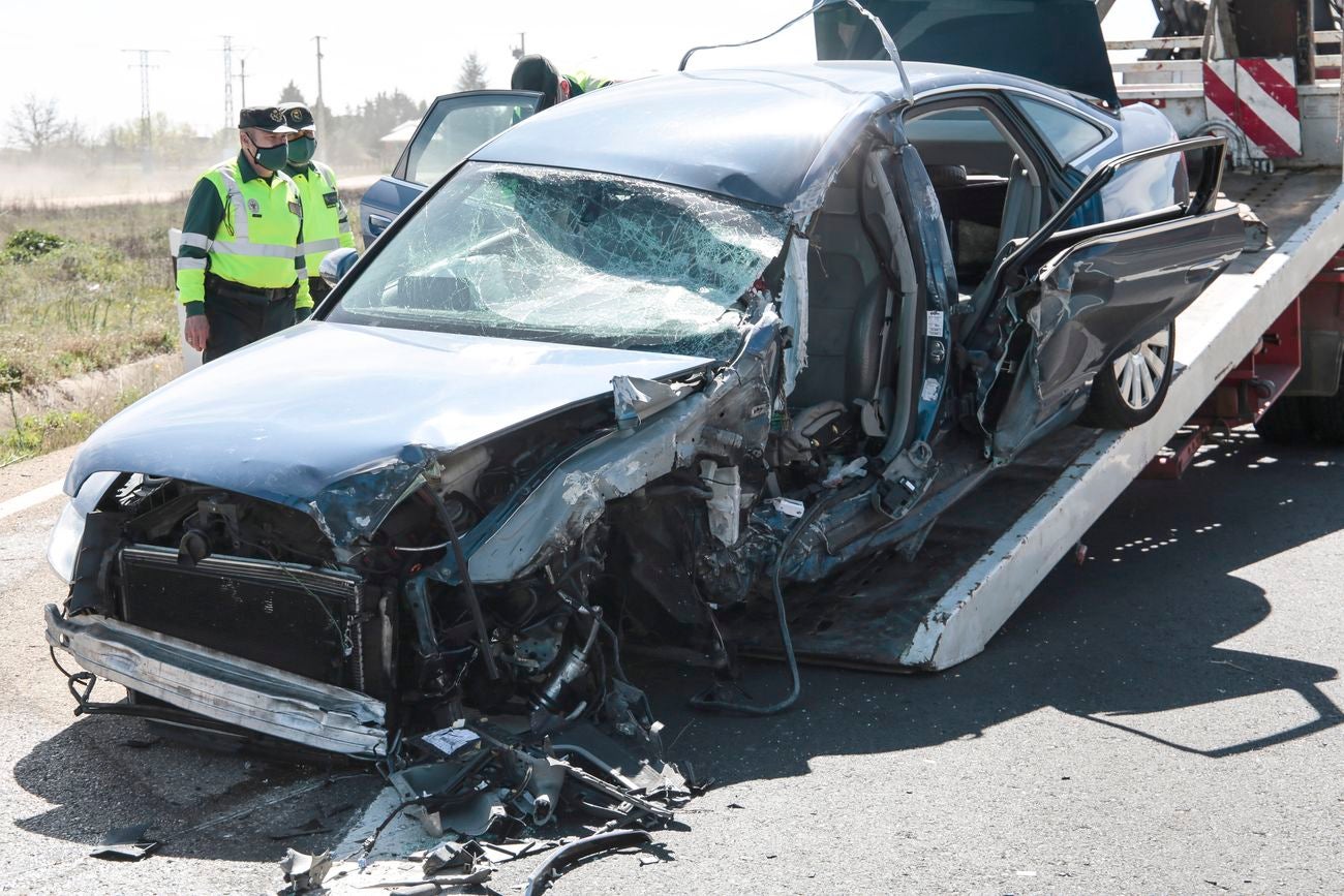 El accidente ha tenido lugar en torno a las 14:48 horas en la carretera de Villadangos y ha resultado herido el conductor de un turismo