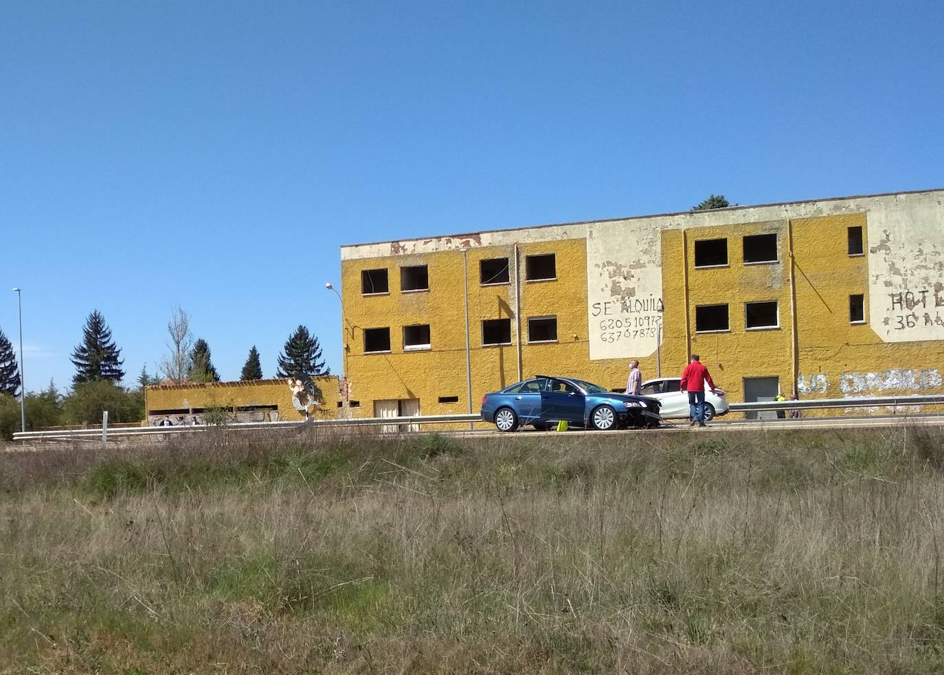 El accidente ha tenido lugar en torno a las 14:48 horas en la carretera de Villadangos y ha resultado herido el conductor de un turismo