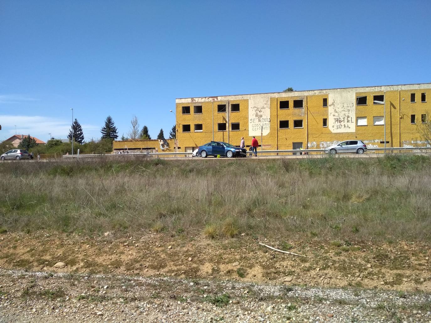 El accidente ha tenido lugar en torno a las 14:48 horas en la carretera de Villadangos y ha resultado herido el conductor de un turismo