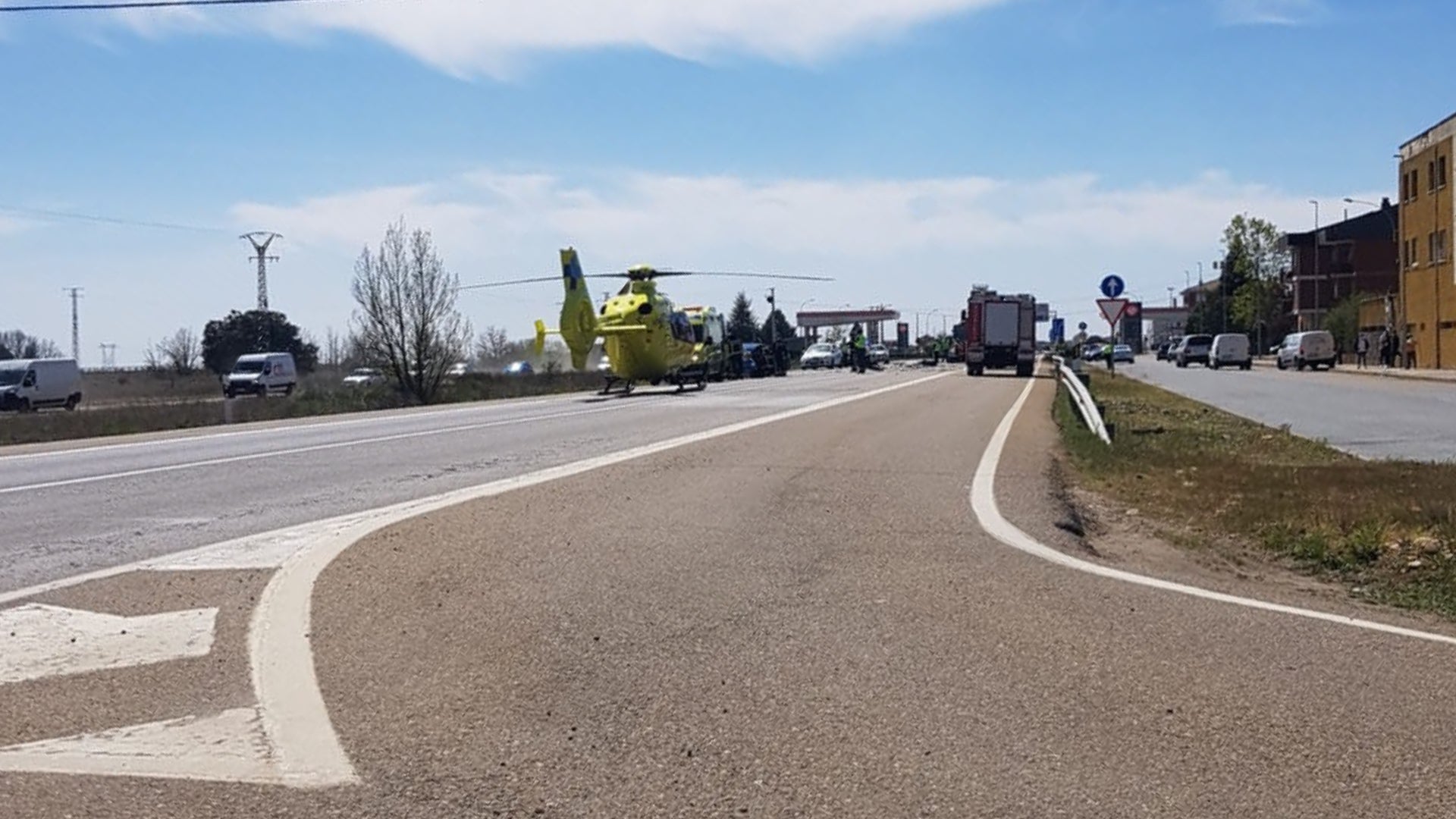 El accidente ha tenido lugar en torno a las 14:48 horas en la carretera de Villadangos y ha resultado herido el conductor de un turismo