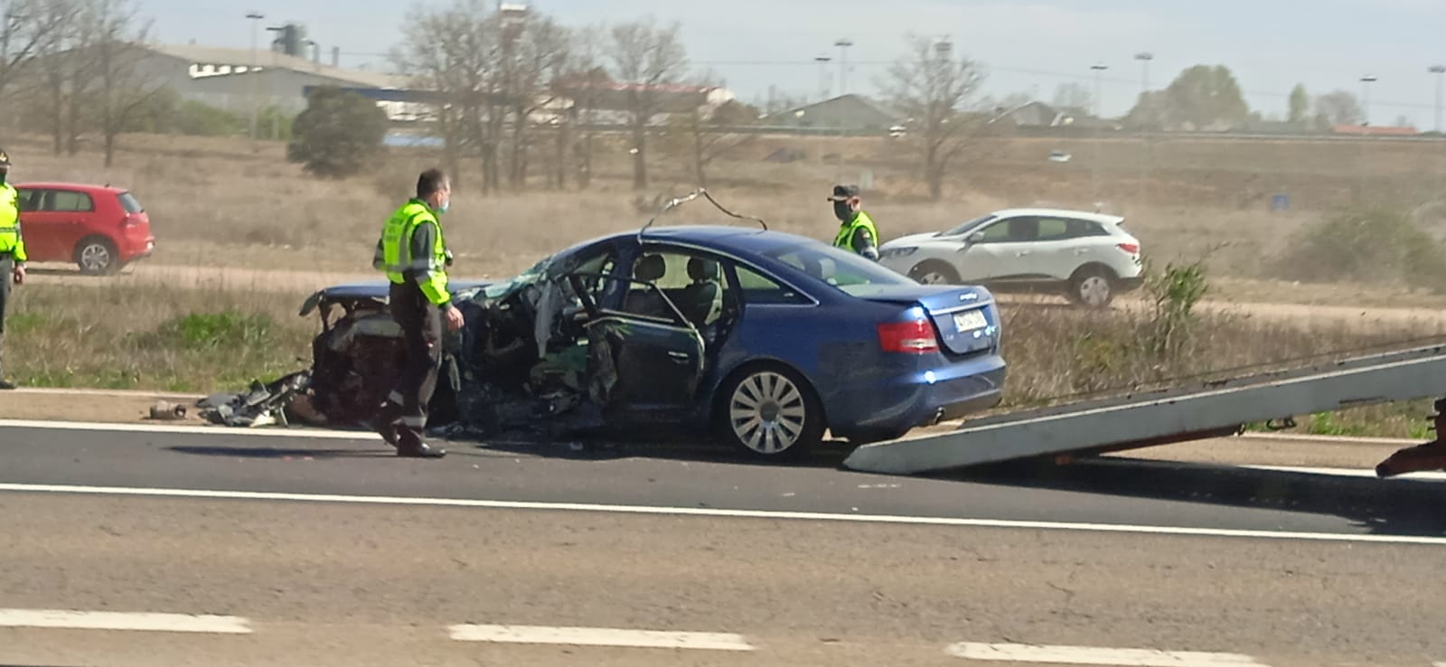 El accidente ha tenido lugar en torno a las 14:48 horas en la carretera de Villadangos y ha resultado herido el conductor de un turismo