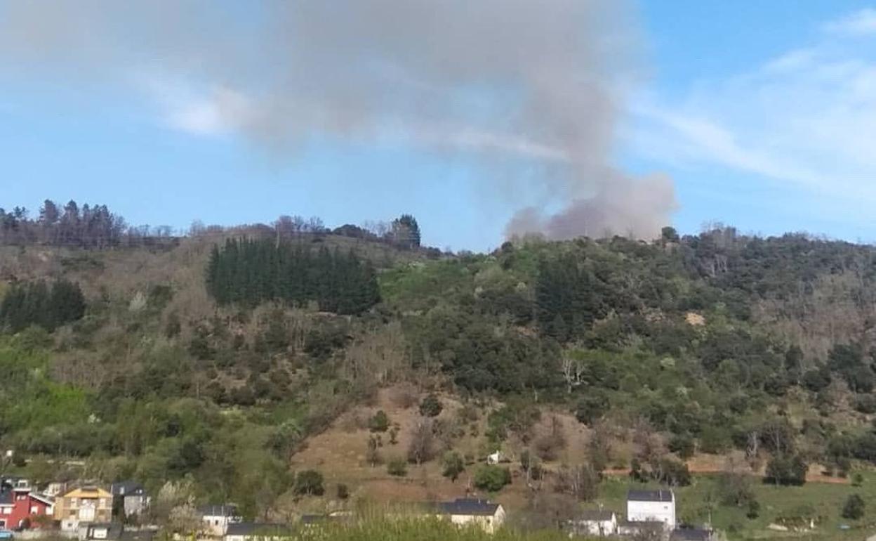 Imagen del foco localizado desde el pueblo de Toreno.